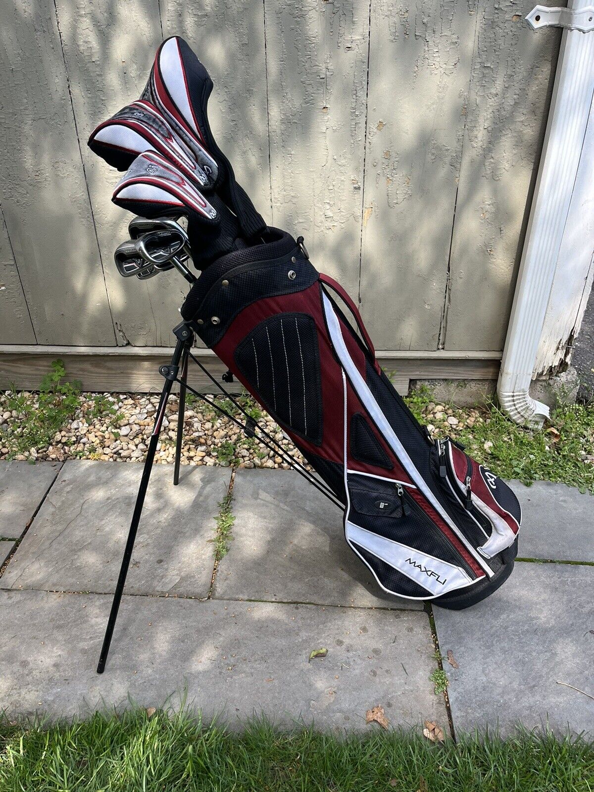 MAXFLI BLACK MAX Right Hand Clubs(9): 10.5,3,4i,PW,5,6,7,8,9 & Red Stand Bag