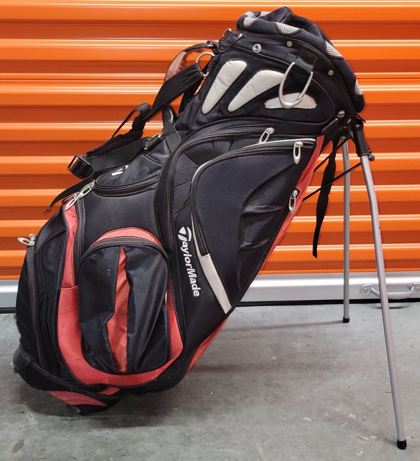 TaylorMade Red & Black 7-Way 9-Pocket Golf Bag With Rain Cover 