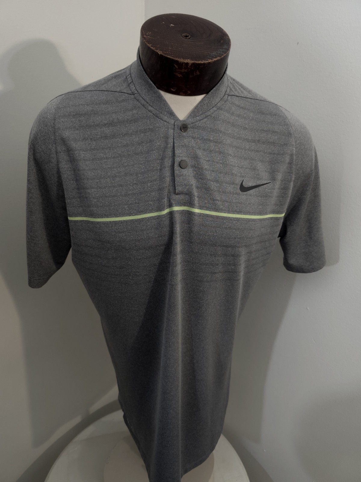 Tiger Woods Men\'s M Gray Neon Green Short Sleeve Golf Shirt Sport Collar