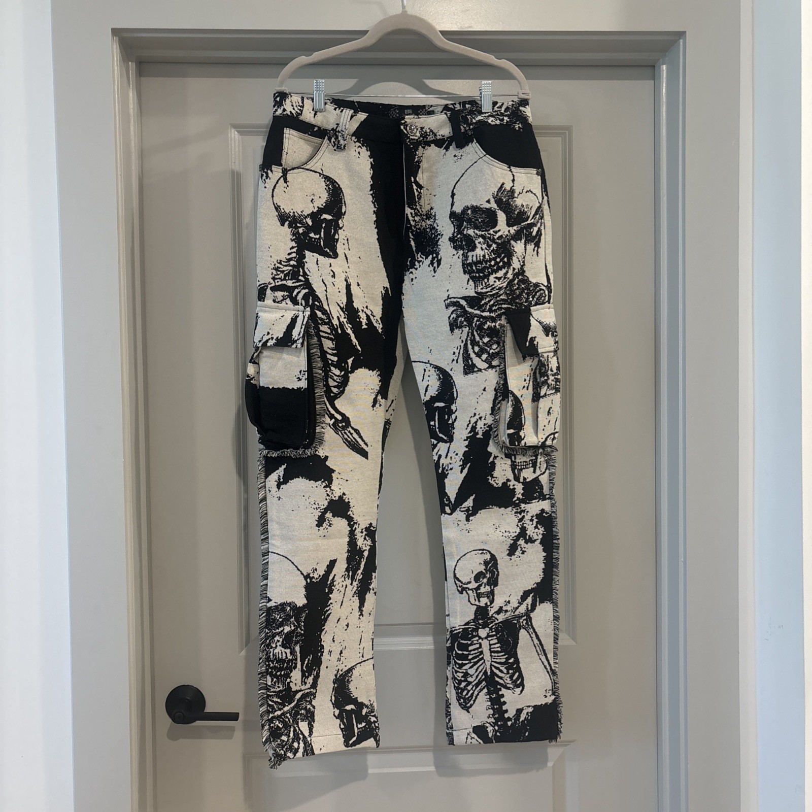 NEW Rebel Vengeance Cargo Pants Mens 32x32 Skull Skeleton Tapestry Fringe Goth NEW Rebel Vengeance Cargo Pants Mens 32x32 Skull Skeleton Tapestry Fringe Goth