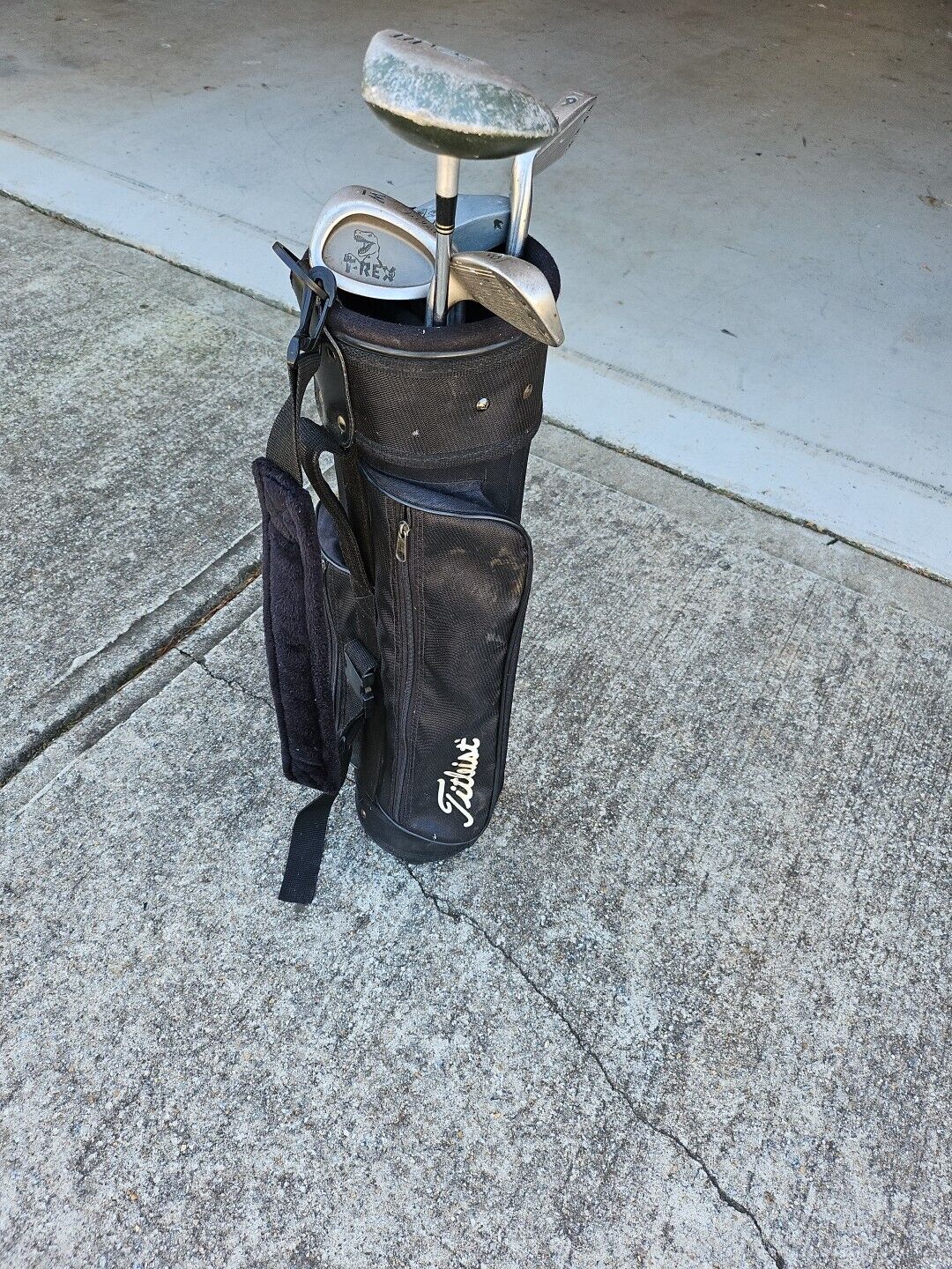 Titleist Golf T-REX Junior Set RH 3 Wood, 6 & 8 Iron, PW, Putter/ Bag